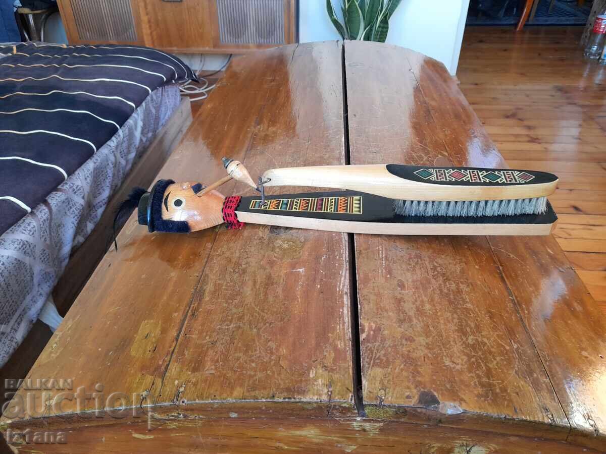 Old brush, brush hanger Old brush, brush hanger