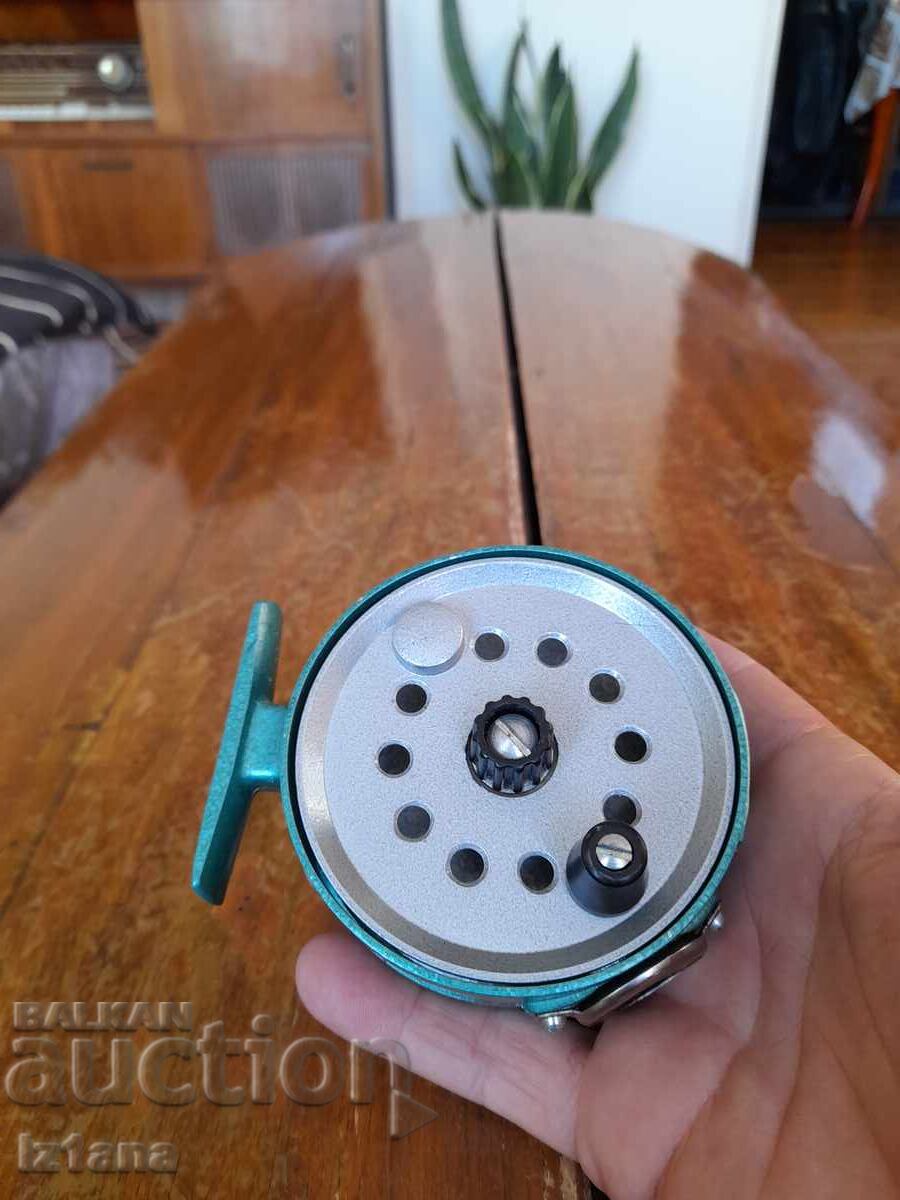 Old fishing reel with price 43.00 BGN | € 21.99 Old fishing reel with price 43.00 BGN | € 21.99