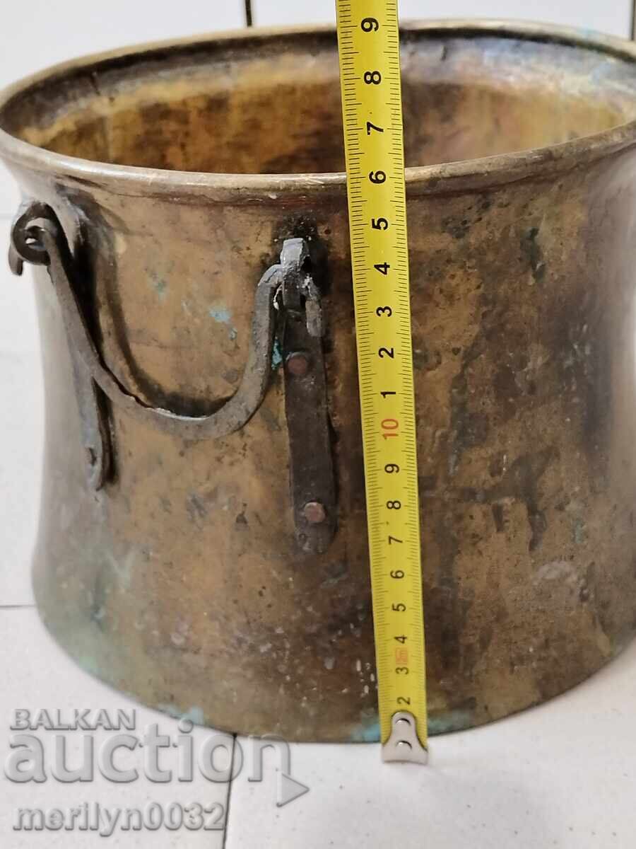 Auction Old bronze cauldron, copper vessel Auction Old bronze cauldron, copper vessel