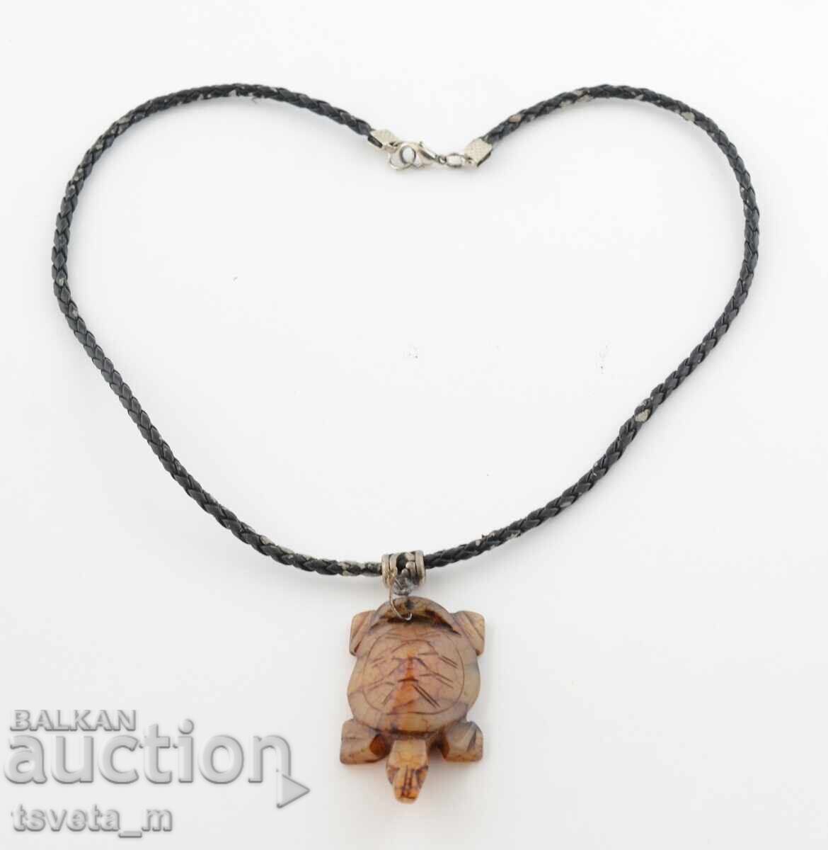 Κολιέ / κολιέ, φυσική πέτρα, σκαλιστή στο χέρι χελώνα