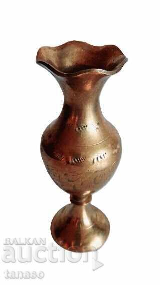 Arabian brass vase with engravings and fluted top – 15 cm Arabian brass vase with engravings and fluted top – 15 cm