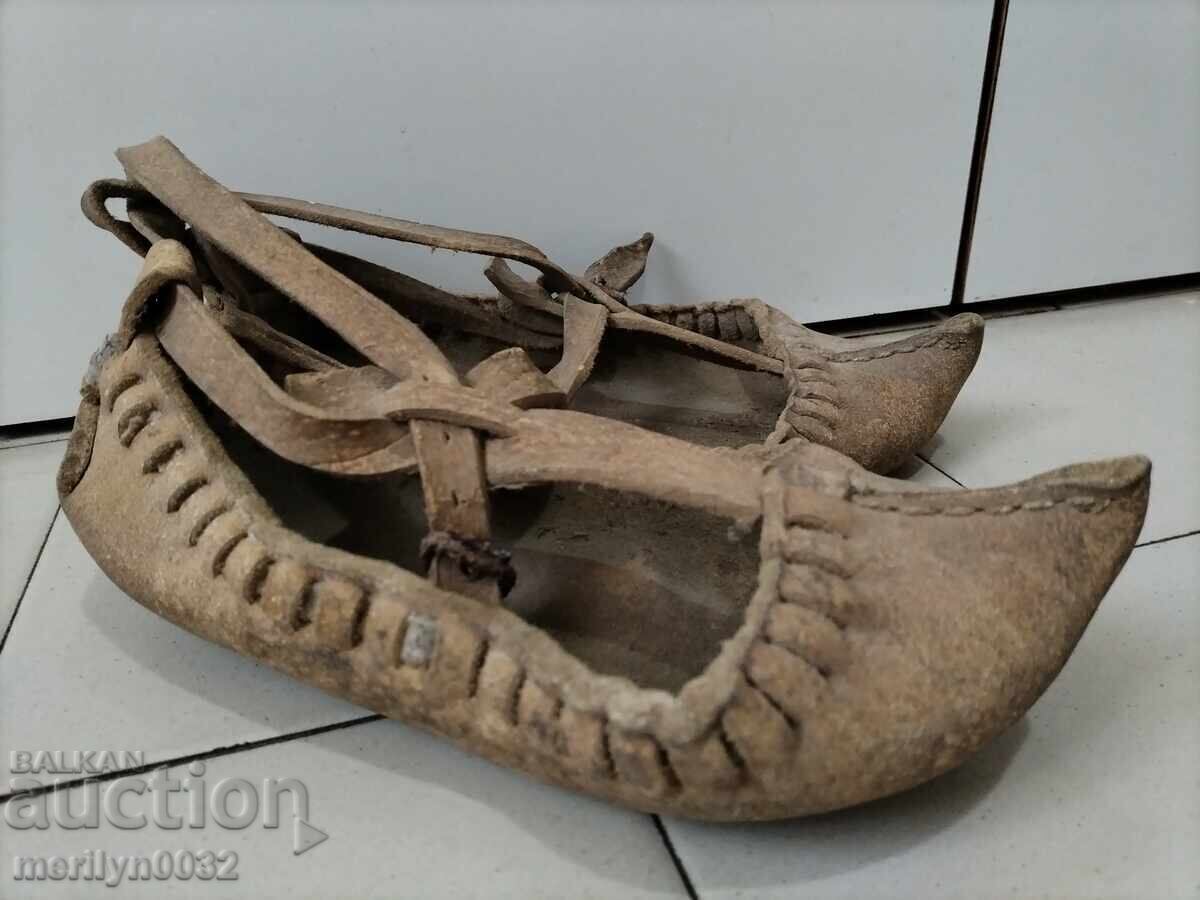 Auction A pair of 42 size shoes Auction A pair of 42 size shoes