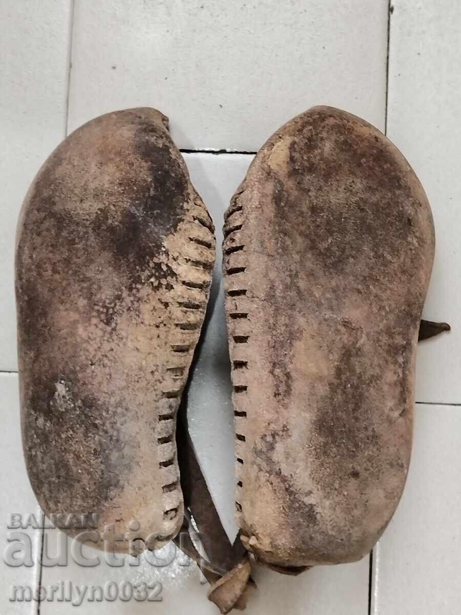 A pair of 42 size shoes - 5 A pair of 42 size shoes - 5