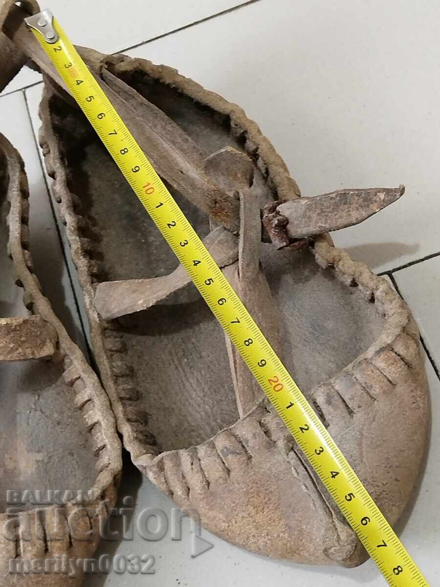 A pair of 42 size shoes - 6 A pair of 42 size shoes - 6