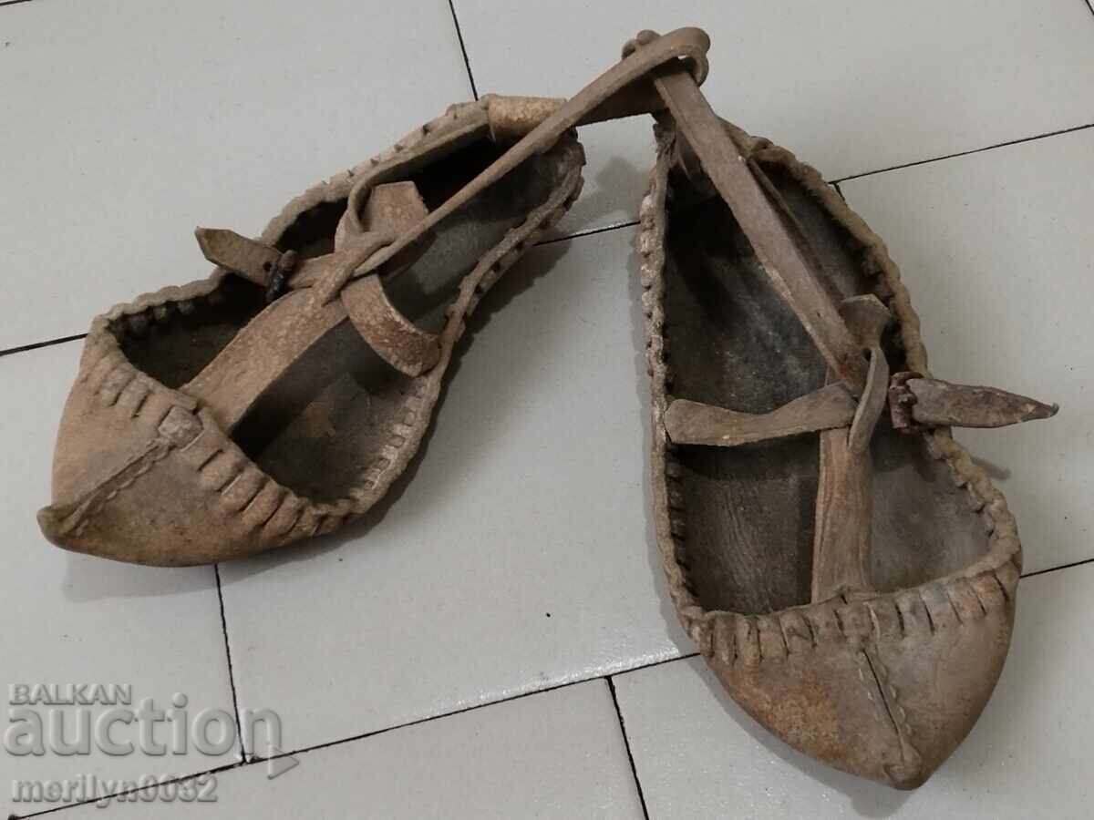 A pair of 42 size shoes A pair of 42 size shoes