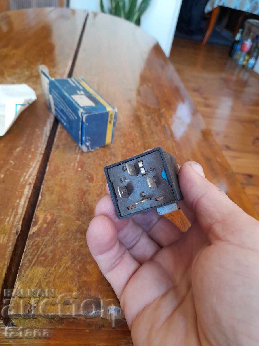 Delivery of Old DDR Ruhla turn signal relay Delivery of Old DDR Ruhla turn signal relay