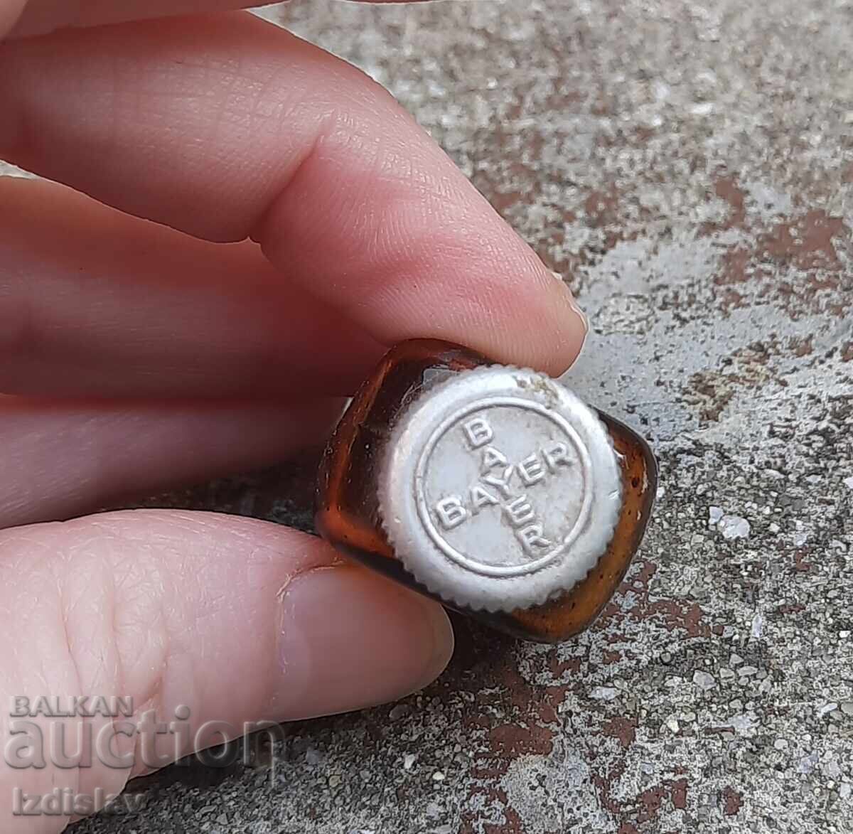 Δημοπρασία Αντίκα μπουκάλι μέρος μιας συλλογής