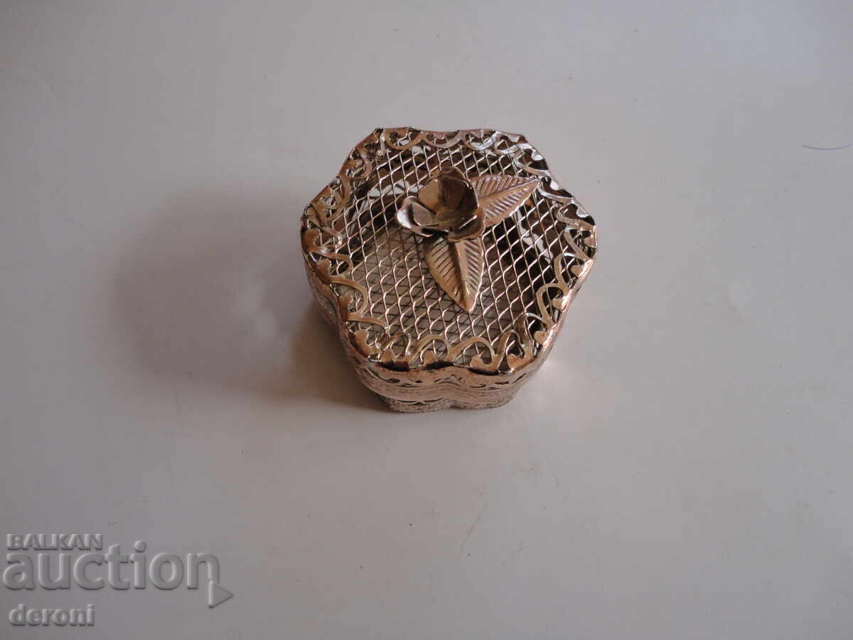 Metal openwork box with price 10.00 BGN | € 5.11 Metal openwork box with price 10.00 BGN | € 5.11