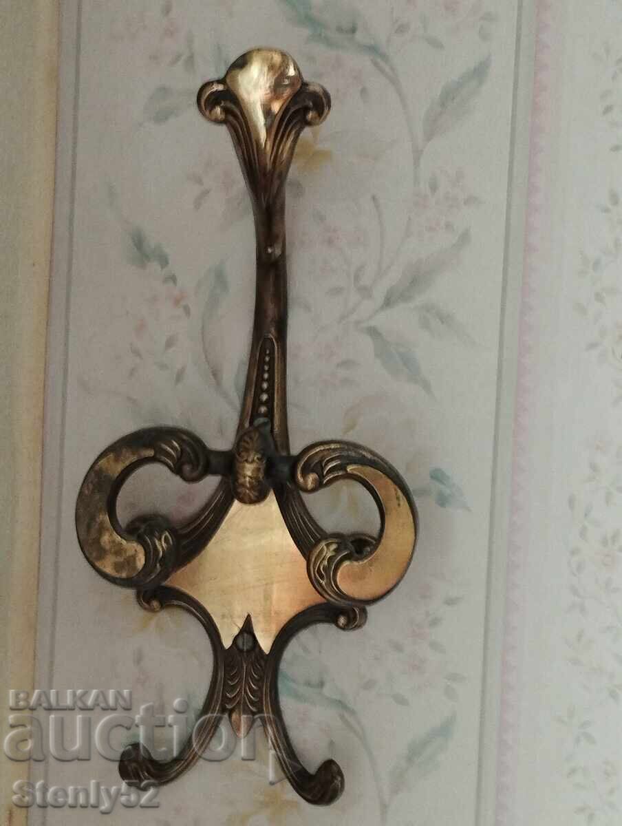 Umeraș de perete din bronz