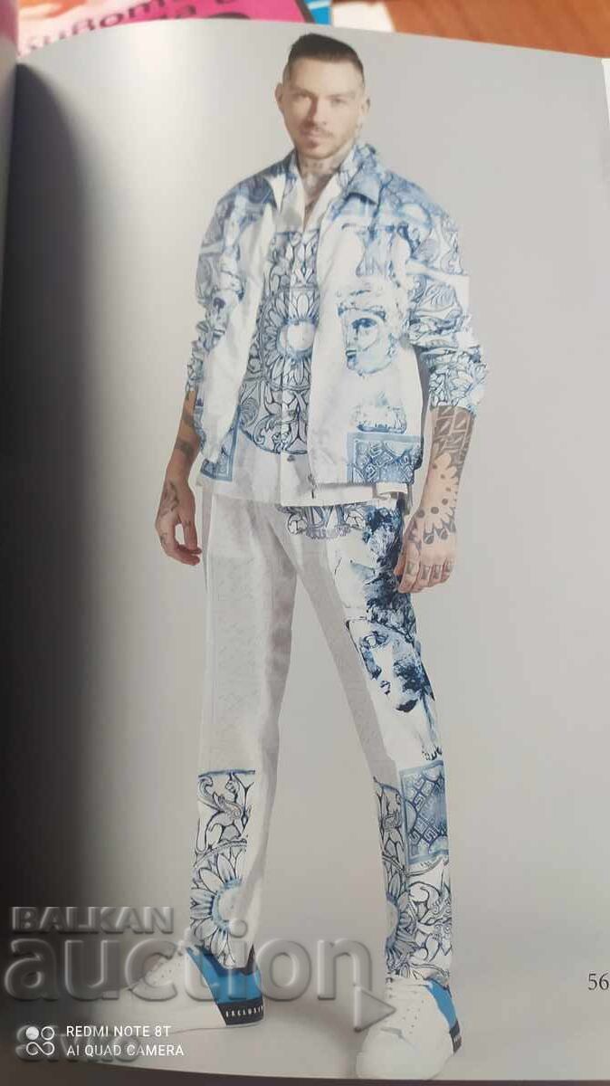 Delivery of Fashion magazine