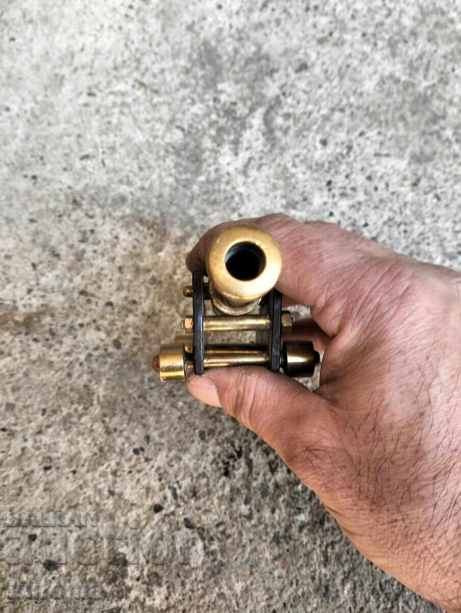 Livrarea Un tun de bronz