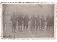 SMALL OLD PHOTO OF SOLDIERS ON SKI SKIERS D401