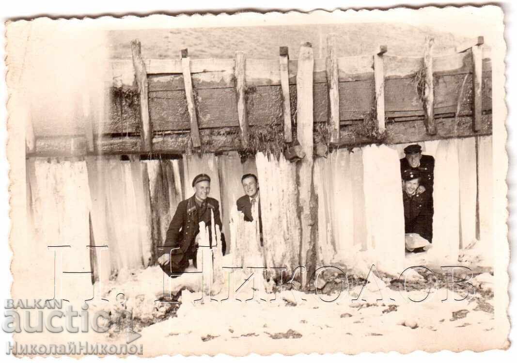 SMALL OLD PHOTO KYUSTENDIL HIGH SCHOOL STUDENTS ICE UNDER THE BRIDGE D403