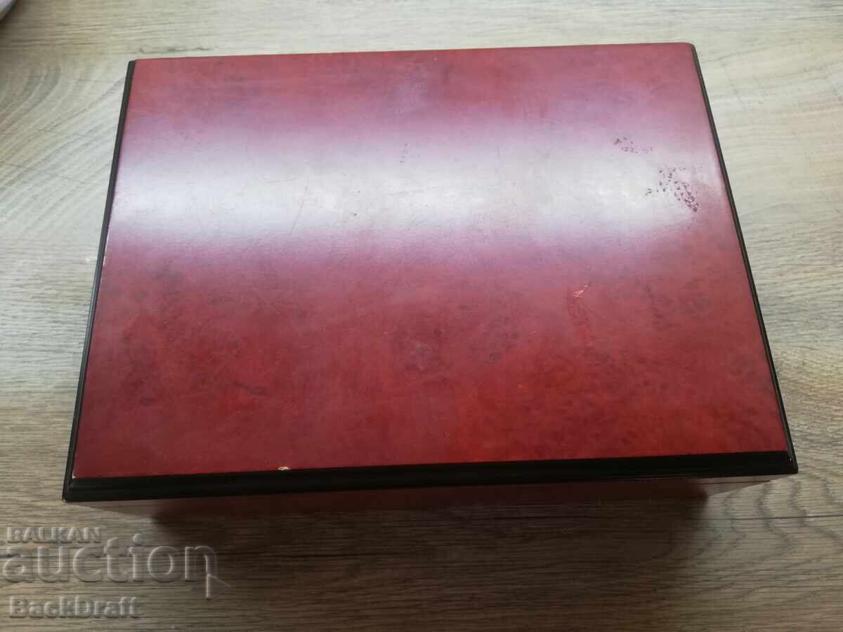 Delivery of Humidor Wooden Cigar Box with Hygrometer and Humidifier