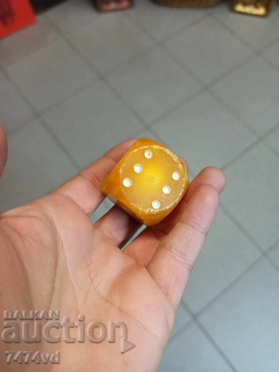 HUGE AMBER DICE, DR. - 5 HUGE AMBER DICE, DR. - 5