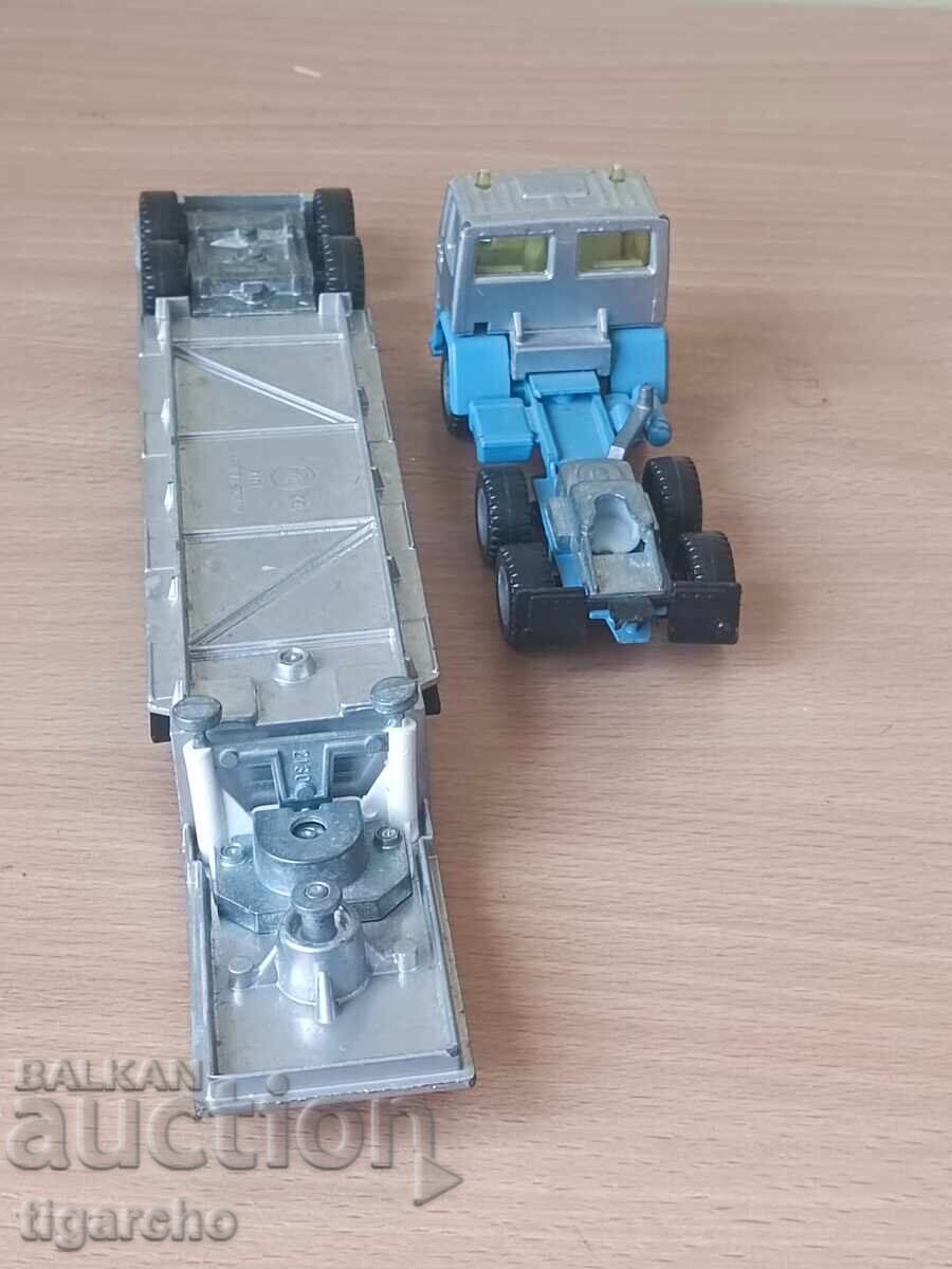 Delivery of Ford metal truck Delivery of Ford metal truck