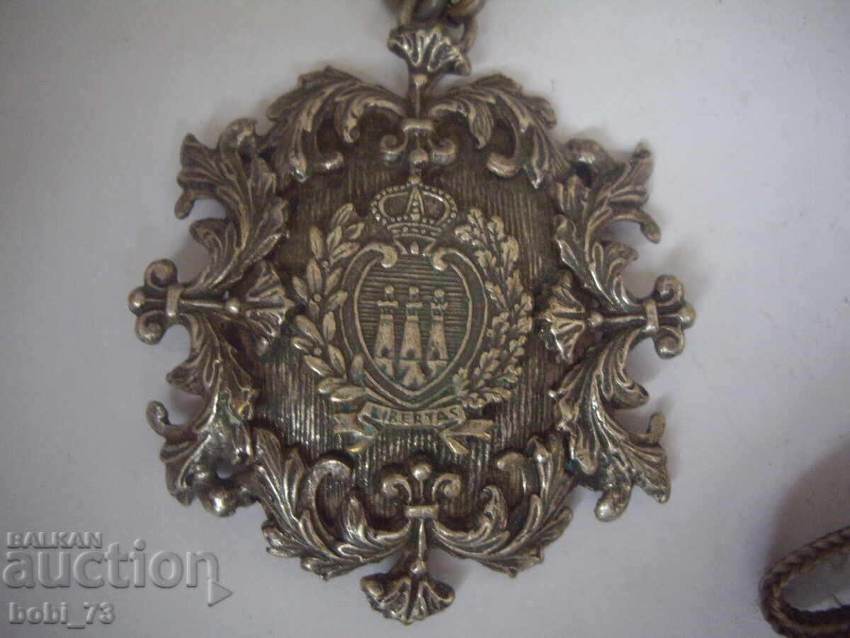 Παλιό μετάλλιο. με τιμή 100.00 BGN | € 51.13 Παλιό μετάλλιο. με τιμή 100.00 BGN | € 51.13