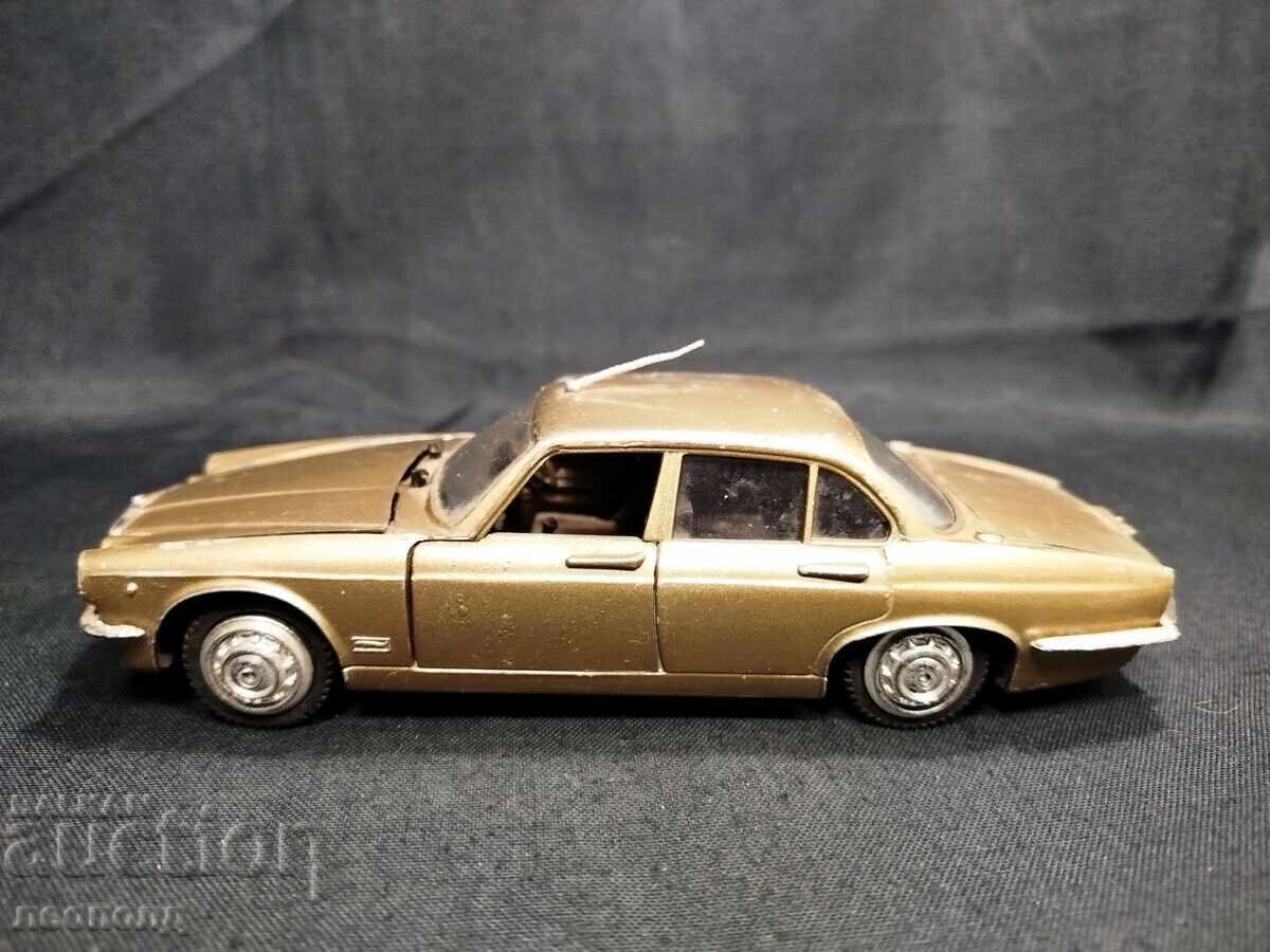 1/25 METAL CAR SCALE MODEL JAGUAR POLISTIL ITALY with price 30.00 BGN | € 15.34 1/25 METAL CAR SCALE MODEL JAGUAR POLISTIL ITALY with price 30.00 BGN | € 15.34