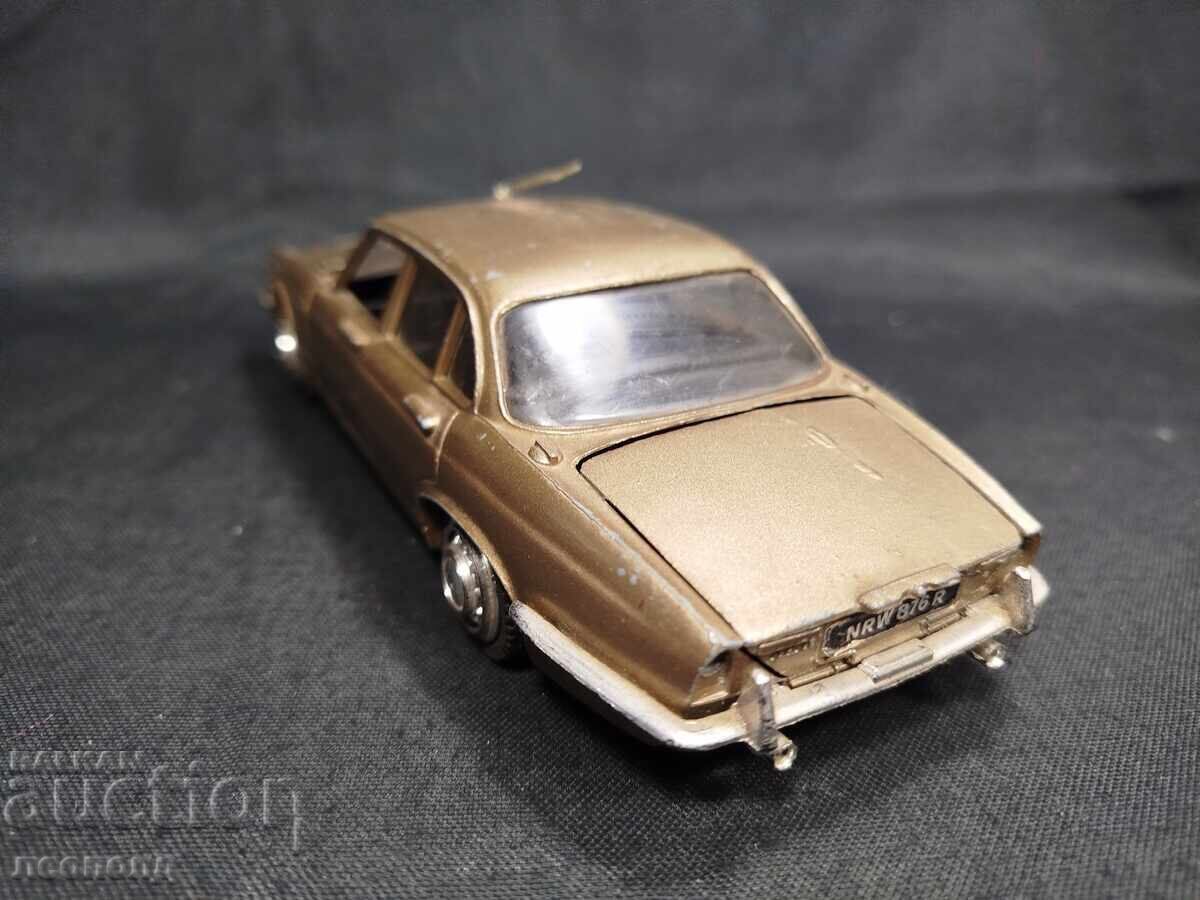 Auction 1/25 METAL CAR SCALE MODEL JAGUAR POLISTIL ITALY Auction 1/25 METAL CAR SCALE MODEL JAGUAR POLISTIL ITALY