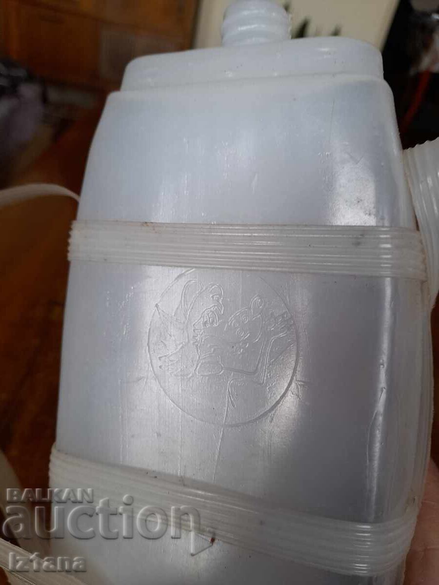 Old plastic canteen - 7 Old plastic canteen - 7