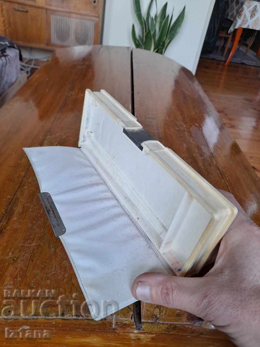 Доставка на Стар ученически несесер Доставка на Стар ученически несесер