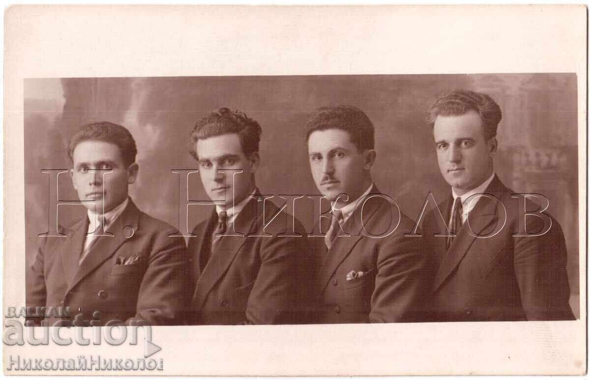 FOTO VECHE CU TINERI ÎN STUDIO D437
