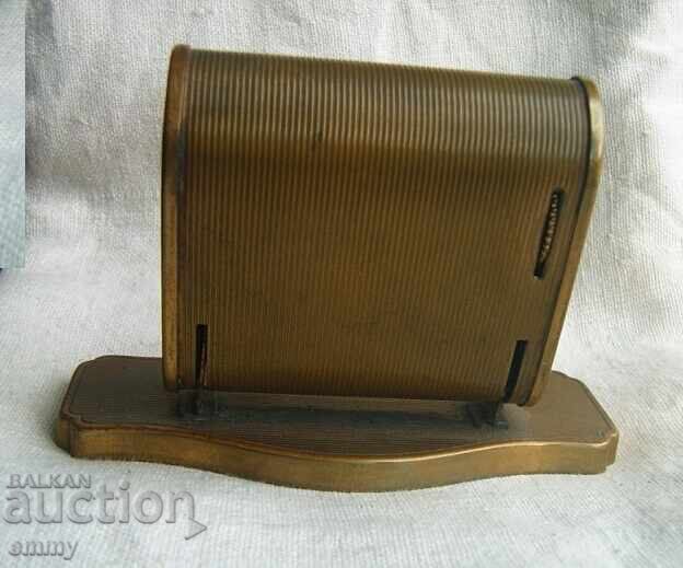 Auction Old metal desk perpetual calendar, date display Auction Old metal desk perpetual calendar, date display