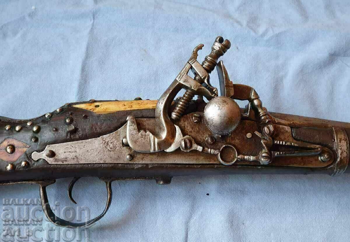 Υπέροχο πυροβόλο όπλο με πυρόλιθο από τον 17ο-18ο αιώνα, μήκους 147 εκ με τιμή 1300.00 BGN | € 664.68