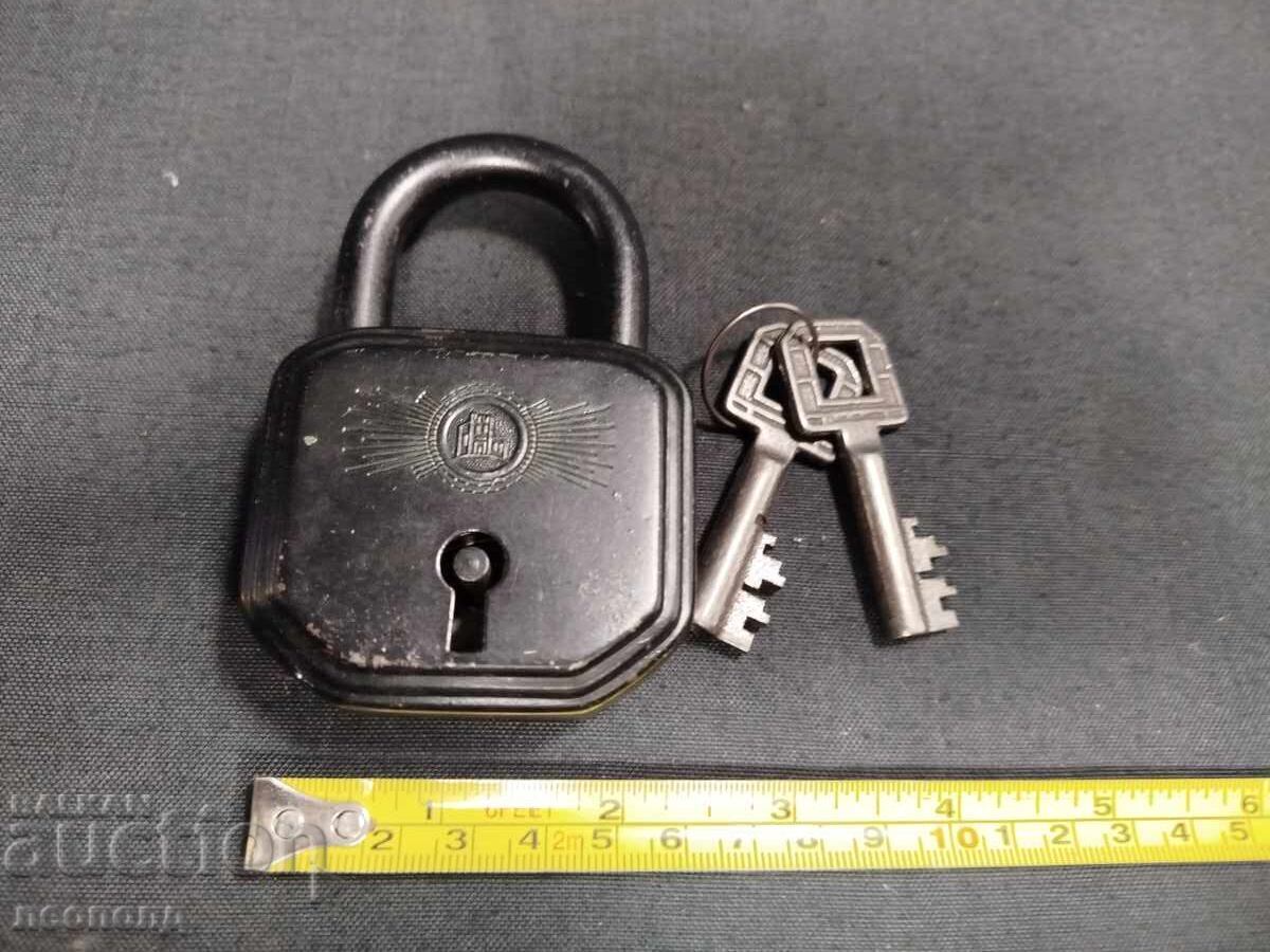Delivery of OLD RETRO PADLOCK WITH TWO KEYS BURG GERMANY