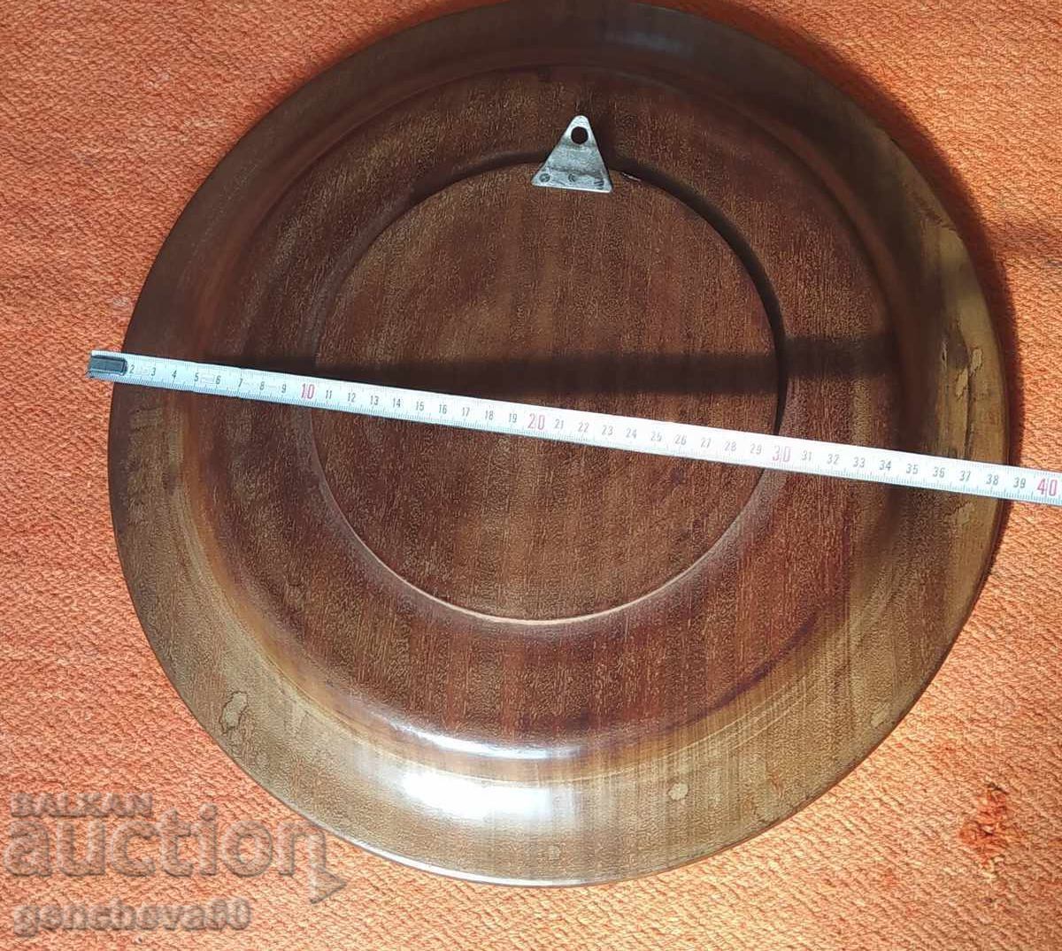 Великолепна огромна резбована чиния за декорация с цена € 90.00 | 176.02 лв.