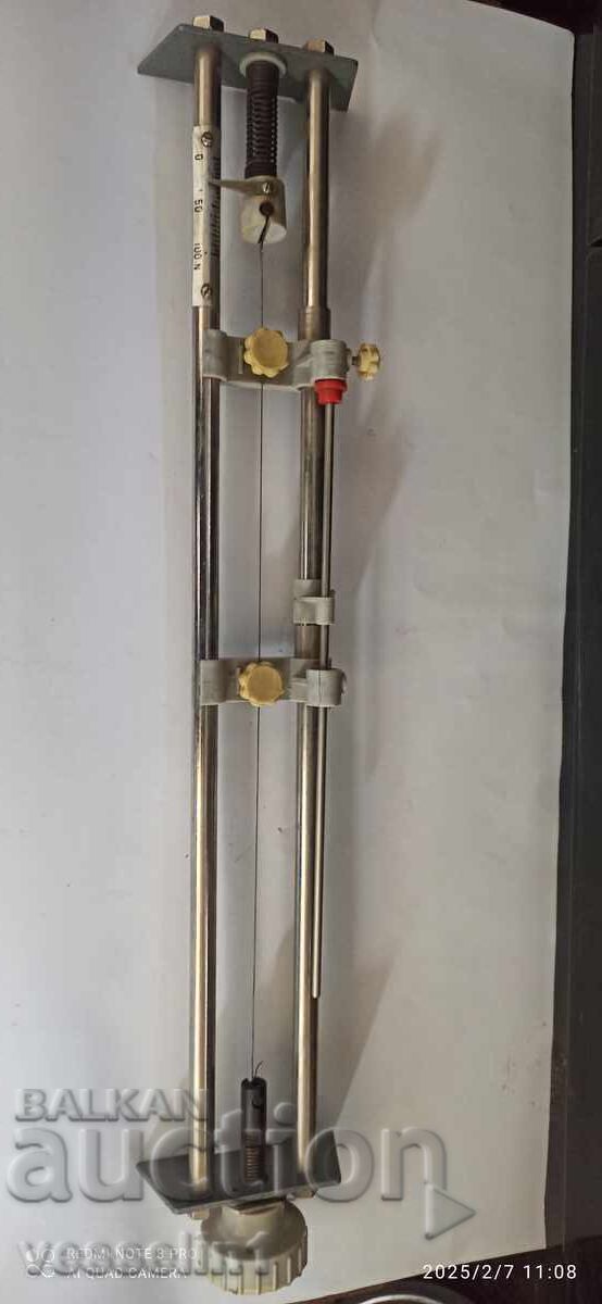 Макет на уред ,,деформация на нишка при опъване,, механотехн Макет на уред ,,деформация на нишка при опъване,, механотехн