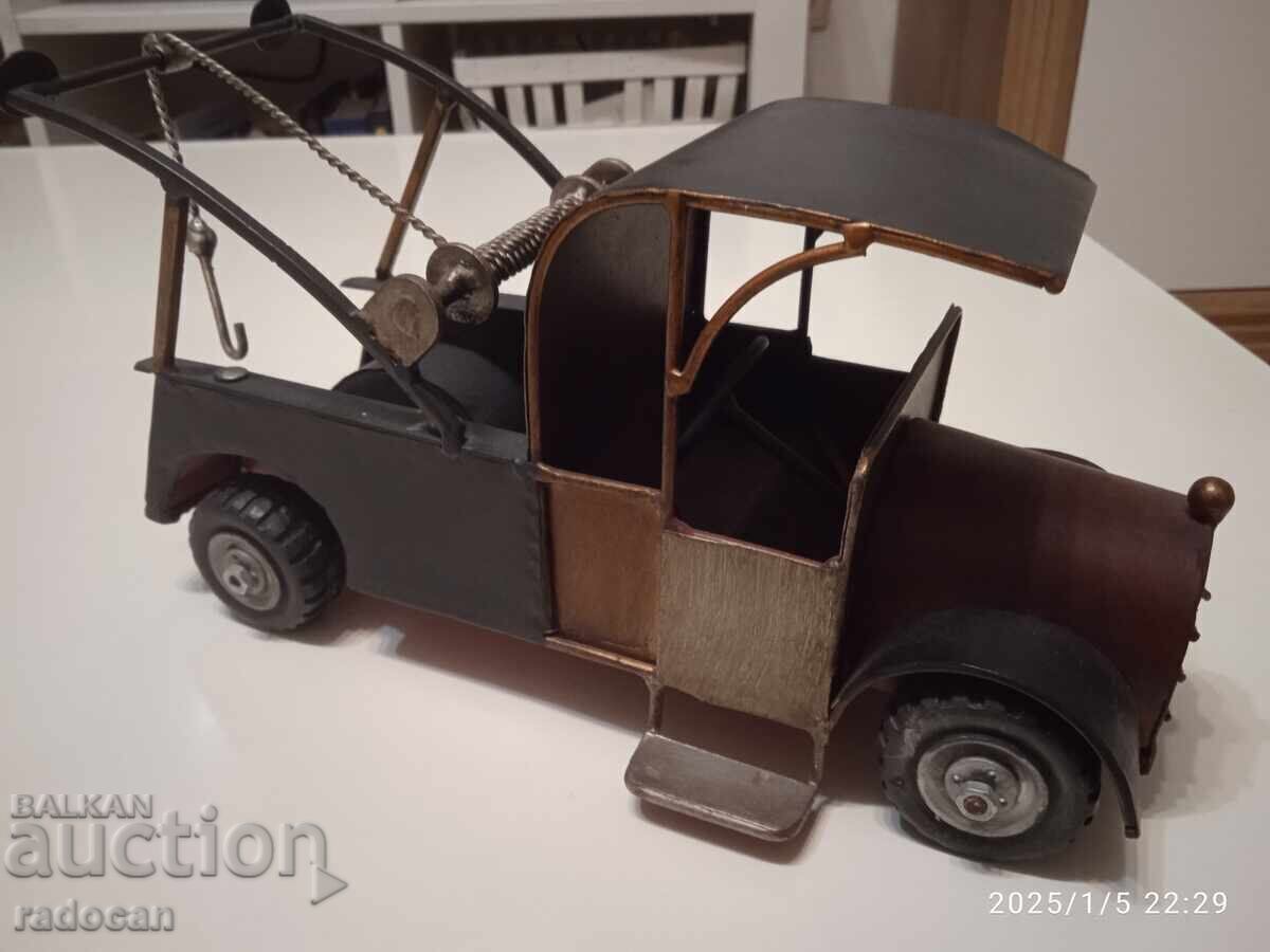 Δημοπρασία Ένα μεγάλο παλιό μεταλλικό καρότσι, ένα pickup οδικής βοήθειας. Δημοπρασία Ένα μεγάλο παλιό μεταλλικό καρότσι, ένα pickup οδικής βοήθειας.