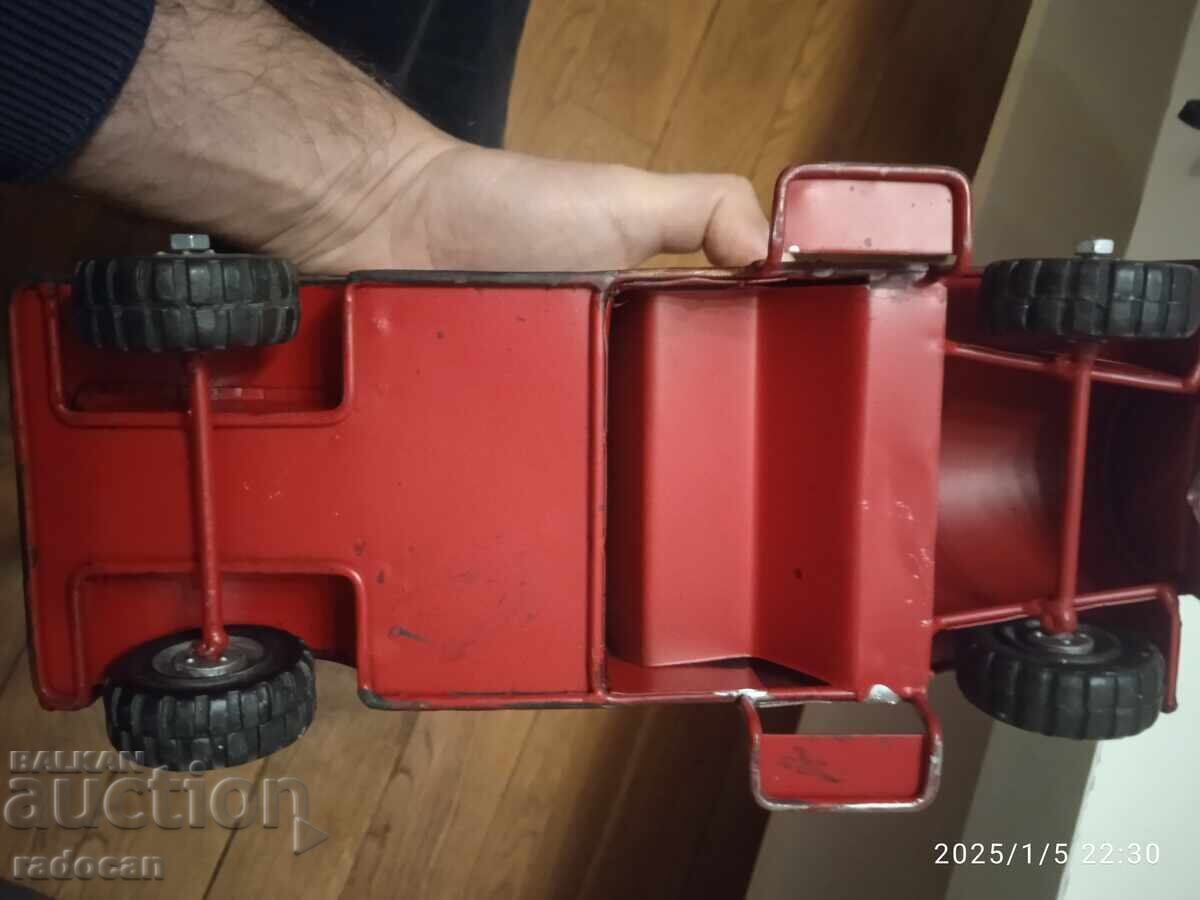 Delivery of A big old metal cart, a roadside assistance pickup. Delivery of A big old metal cart, a roadside assistance pickup.