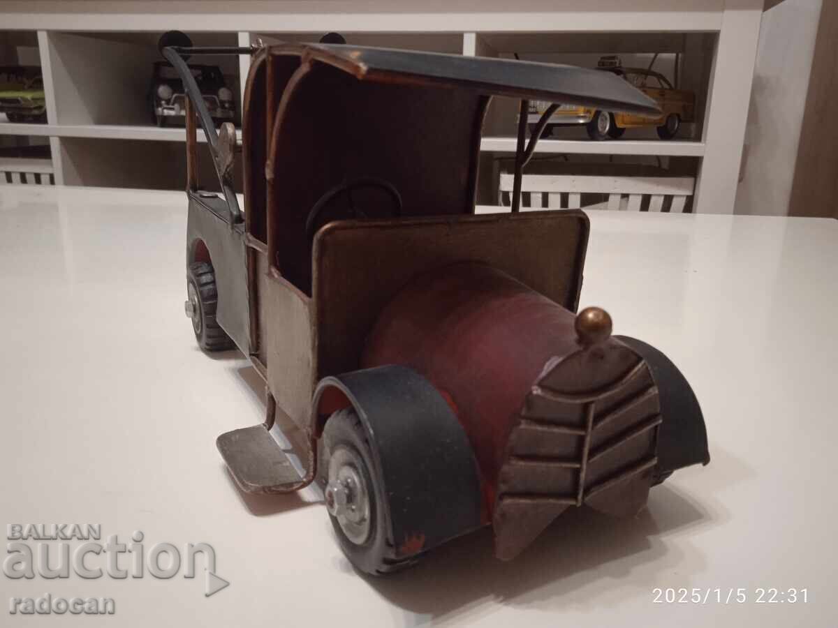 A big old metal cart, a roadside assistance pickup. A big old metal cart, a roadside assistance pickup.