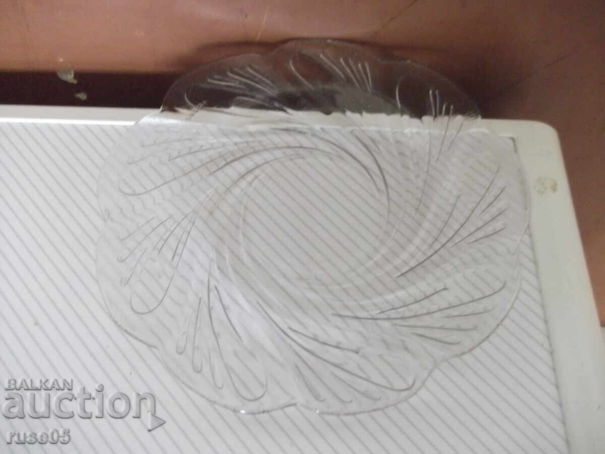 Auction Lot of 4 glass plates with ornaments Auction Lot of 4 glass plates with ornaments