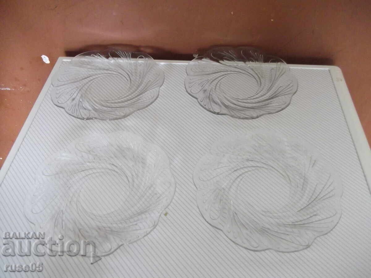 Lot of 4 glass plates with ornaments Lot of 4 glass plates with ornaments