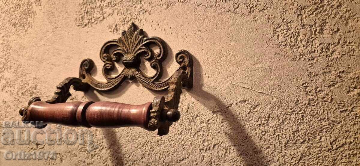 Auction Elegant toilet paper holder – metal, wood. Auction Elegant toilet paper holder – metal, wood.