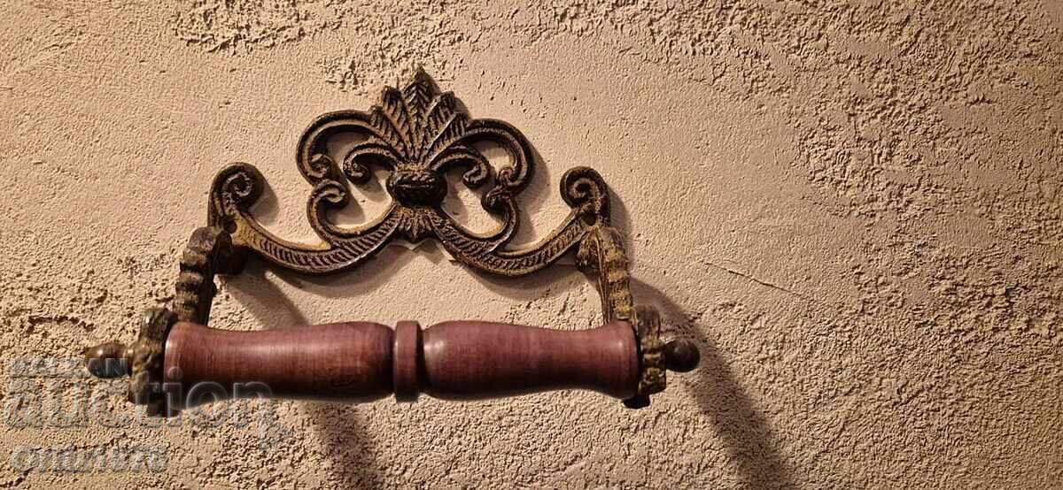 Delivery of Elegant toilet paper holder – metal, wood. Delivery of Elegant toilet paper holder – metal, wood.