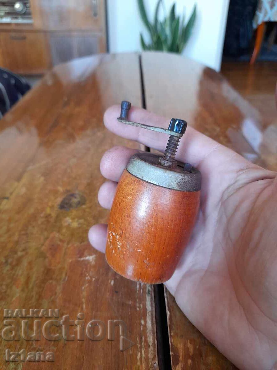 Стара Мелничка,мелница за чер пипер с цена 27.00 лв. | € 13.80 Стара Мелничка,мелница за чер пипер с цена 27.00 лв. | € 13.80