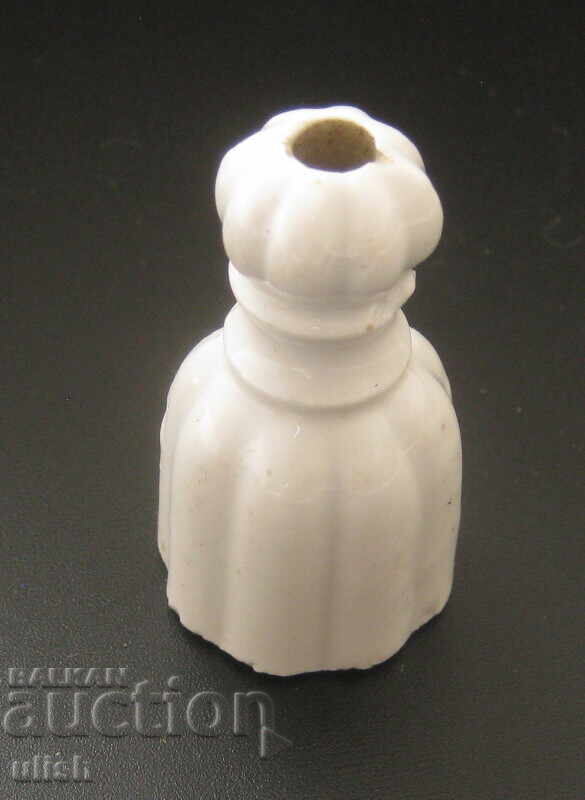 Παλαιός μονωτήρας πορσελάνης για καλώδιο τύπου πιόνι Παλαιός μονωτήρας πορσελάνης για καλώδιο τύπου πιόνι