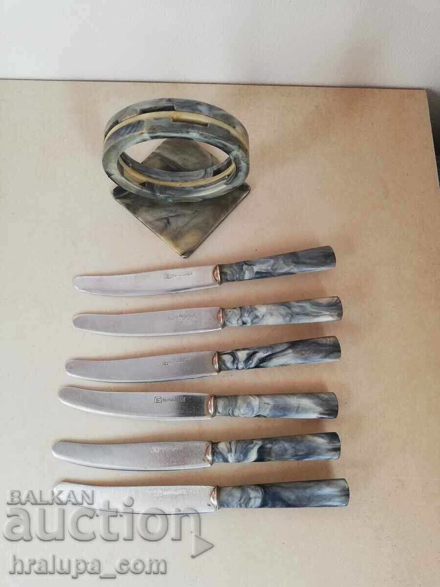 Set vechi de cuțite bulgare cu suport cu preț 15.00 BGN | € 7.67 Set vechi de cuțite bulgare cu suport cu preț 15.00 BGN | € 7.67