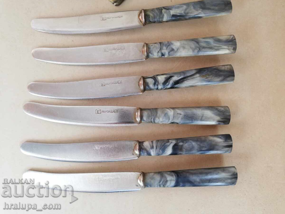 Licitație Set vechi de cuțite bulgare cu suport Licitație Set vechi de cuțite bulgare cu suport