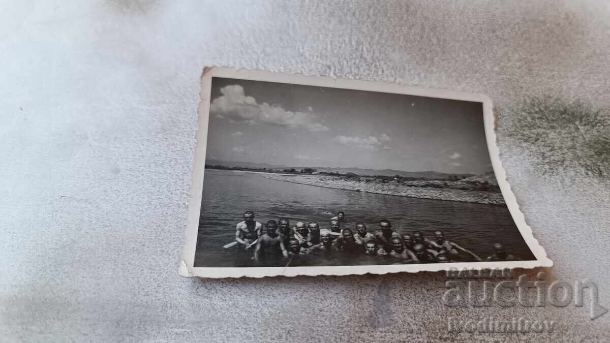 Photo Men and youth at sea