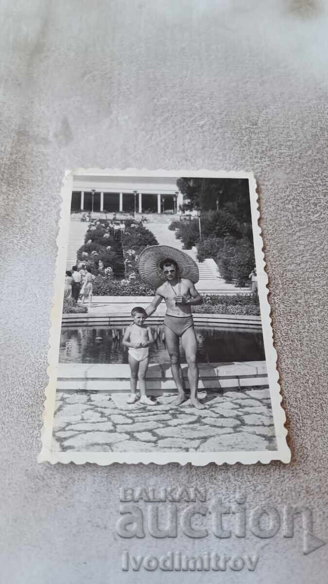 Снимка Мъж със Сомбреро и малко момченце Снимка Мъж със Сомбреро и малко момченце