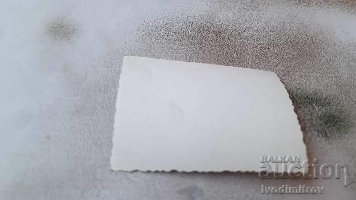 Φωτογραφία Νεαρή γυναίκα στην παραλία με τιμή 1.65 BGN | € 0.84 Φωτογραφία Νεαρή γυναίκα στην παραλία με τιμή 1.65 BGN | € 0.84