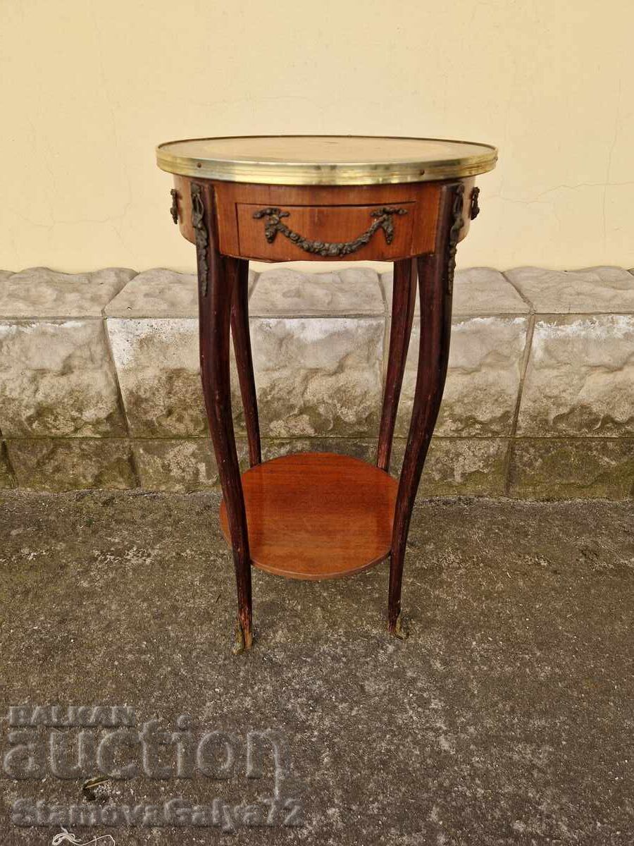 Licitație Minunata masa antica din lemn frantuzesc cu accesorii din bronz Licitație Minunata masa antica din lemn frantuzesc cu accesorii din bronz