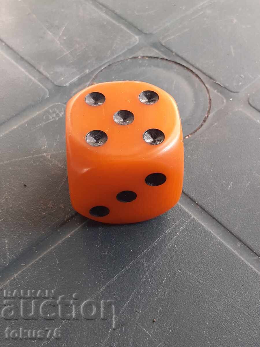 Παράδοση Μεγάλα παλιά ζάρια από βακελίτη Katalin 3,4 cm. Παράδοση Μεγάλα παλιά ζάρια από βακελίτη Katalin 3,4 cm.