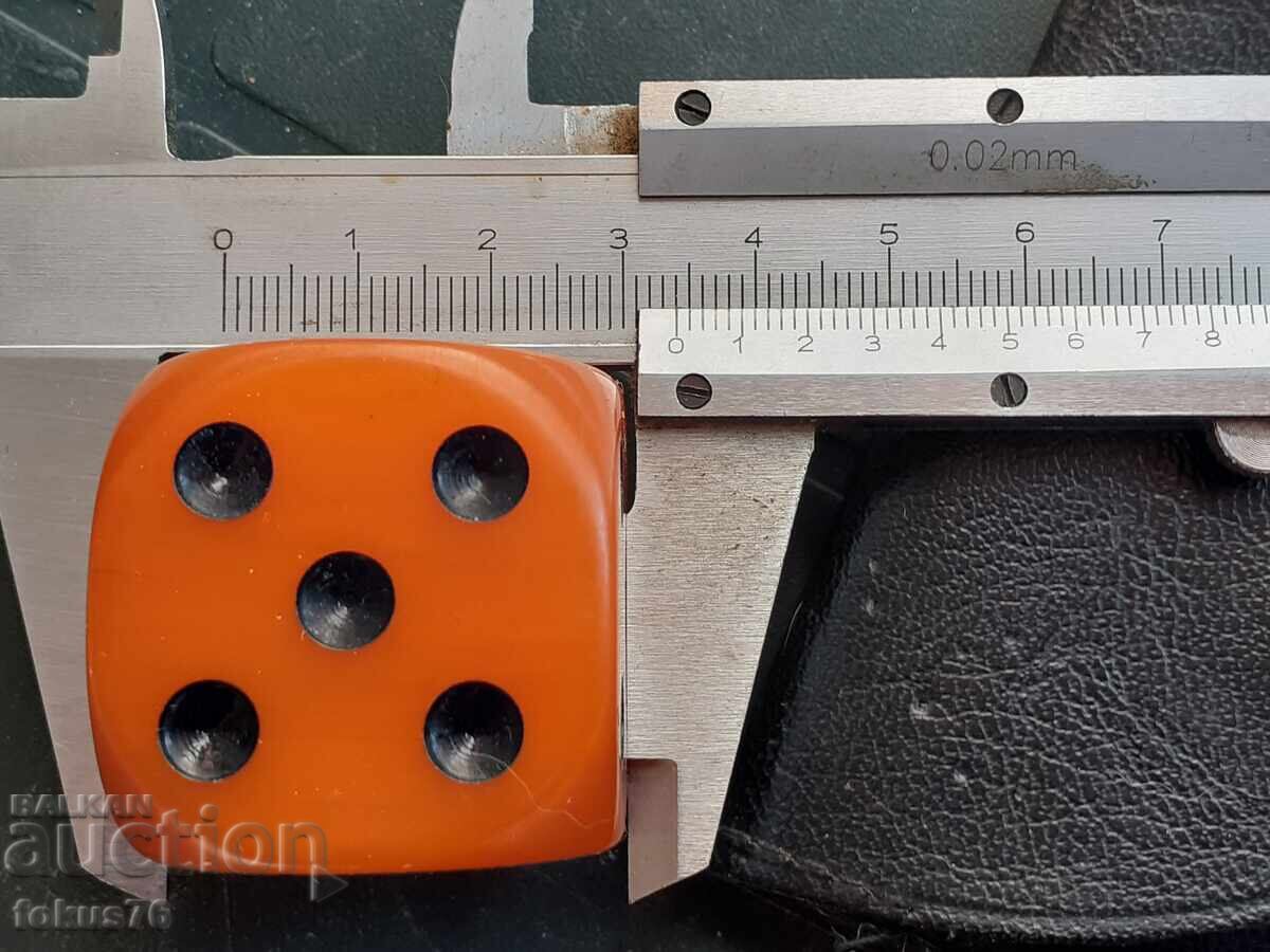 Μεγάλα παλιά ζάρια από βακελίτη Katalin 3,4 cm. - 5 Μεγάλα παλιά ζάρια από βακελίτη Katalin 3,4 cm. - 5