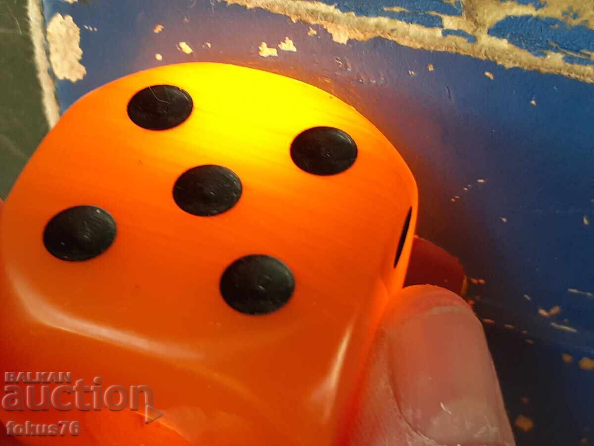 Μεγάλα παλιά ζάρια από βακελίτη Katalin 3,4 cm. - 6 Μεγάλα παλιά ζάρια από βακελίτη Katalin 3,4 cm. - 6