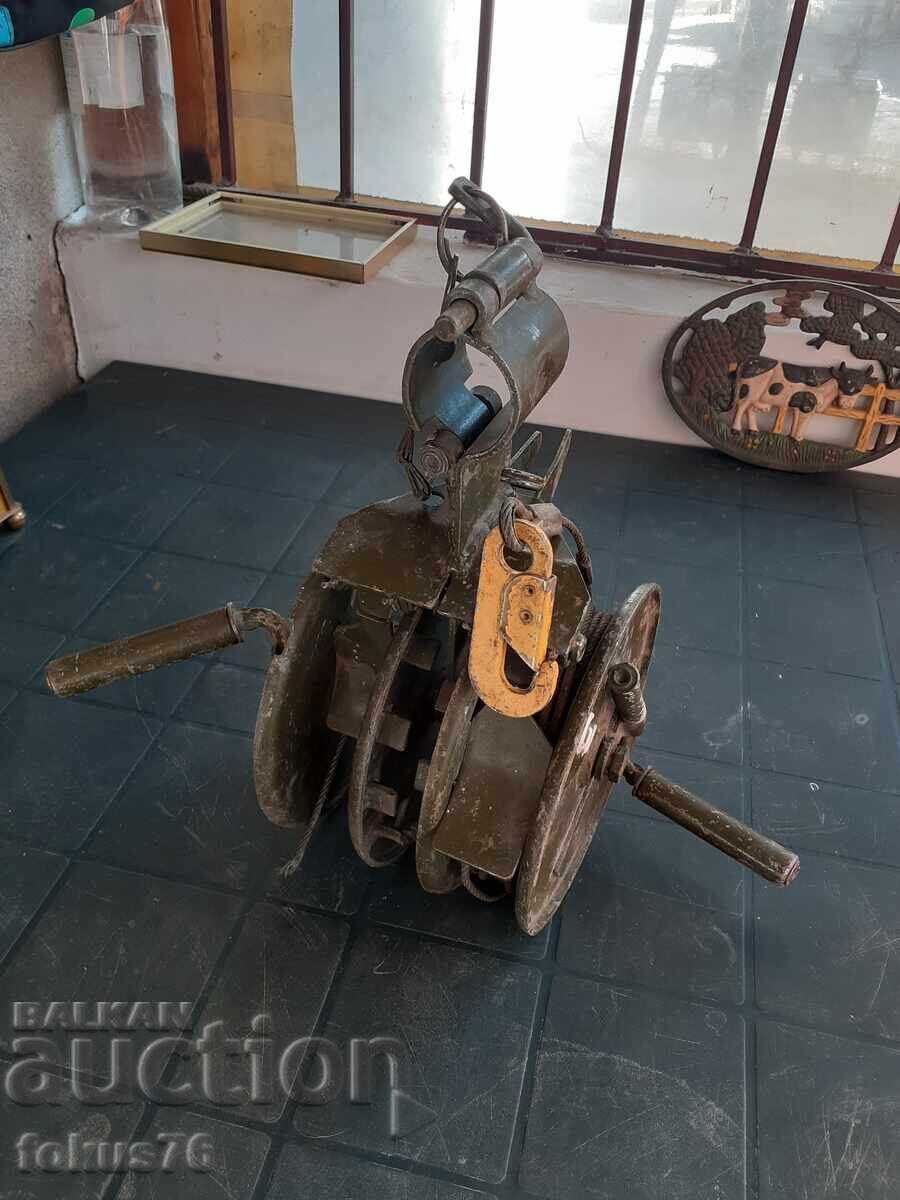 Παλαιό ρωσικό στρατιωτικό βαρούλκο με δύο τύμπανα Παλαιό ρωσικό στρατιωτικό βαρούλκο με δύο τύμπανα